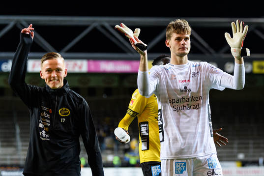 Elfsborgs målvakt Tim Rönning och Jesper Karlsson jublar