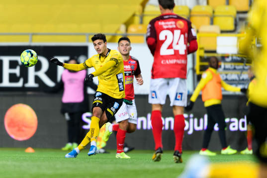 Elfsborgs Deniz Hümmet med Falkenbergs Edi Sylisufaj i
