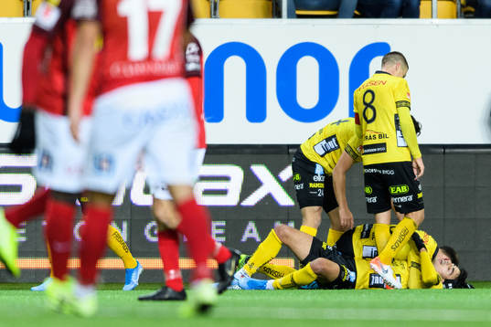 Elfsborgs Deniz Hümmet (liggandes) kramas om av lagkamrater