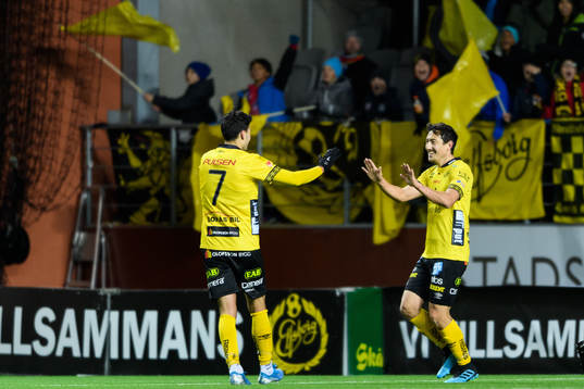 Elfsborgs Stefan Ishizaki och Deniz Hümmet jublar