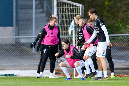 Norrbys spelare värmer upp före fotbollsmatchen i