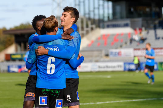 Halmstads Rasmus Wiedesheim-Paul jublar med lagkamrater