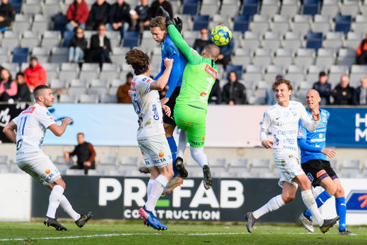 Halmstads Alexander Berntsson nickar in 3-0