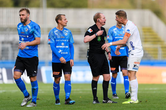 Norrbys Nicklas Savolainen och domare Per Melin