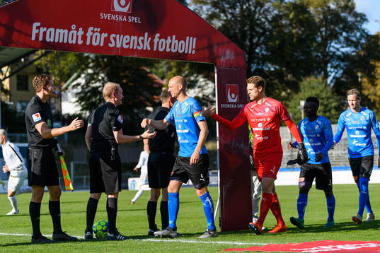 Halmstads spelare före fotbollsmatchen i Superettan mellan