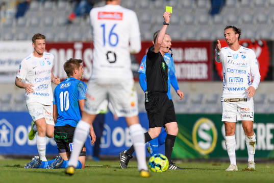 Norrbys Jonathan Azulay får gult kort av domare Per Melin