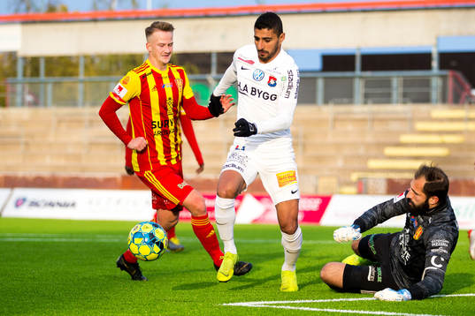 Örgrytes Ailton Almeida i kamp om bollen med Syrianskas