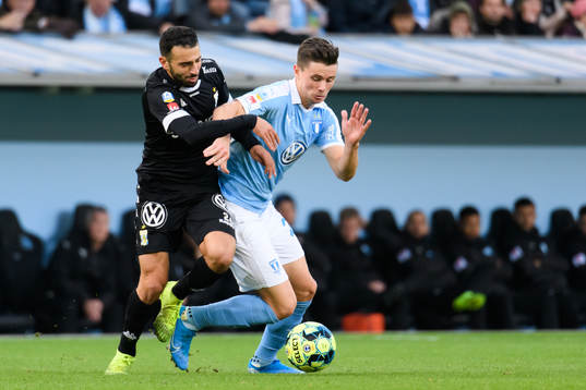 IFK Göteborgs André Calisir i kamp om bollen med Malmö