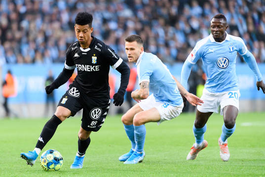 IFK Göteborgs Tobias Sana bevakas av Malmö FFs Arnór