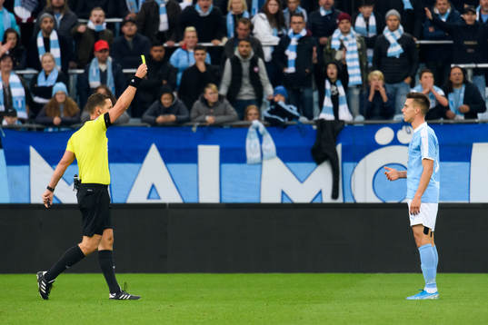 Malmö FFs Jonas Knudsen får gult kort