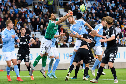 IFK Göteborgs målvakt Ioannis Anestis boxar bort bollen