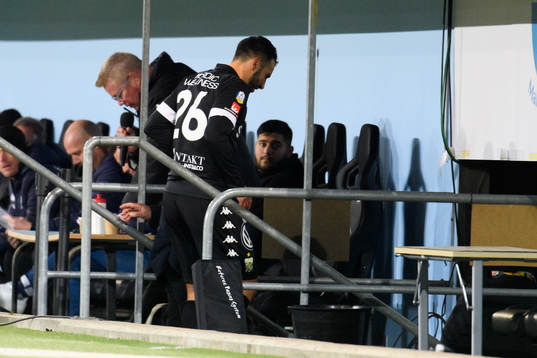 IFK Göteborgs André Calisir lämnar planen