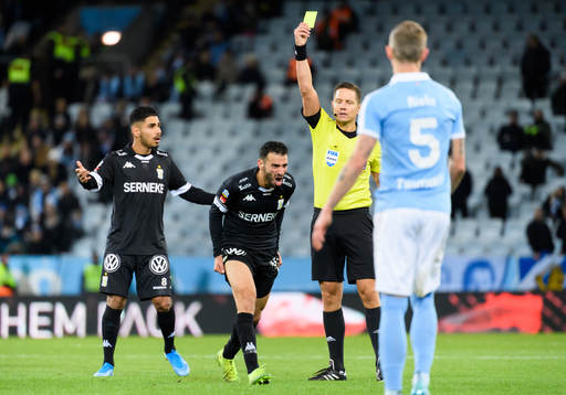 IFK Göteborgs André Calisir reagerar när han får sitt