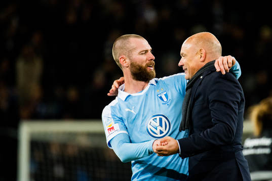 Malmö FFs tränare Uwe Rösler kramar om Jo Inge Berget