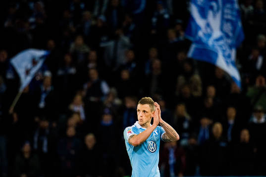 Malmö FFs Sören Rieks tackar publiken när han byts ut