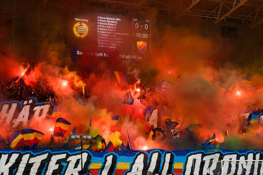 Djurgårdens supportrar eldar bengaler innan