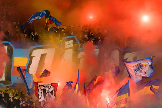 Djurgårdens supportrar eldar bengaler innan