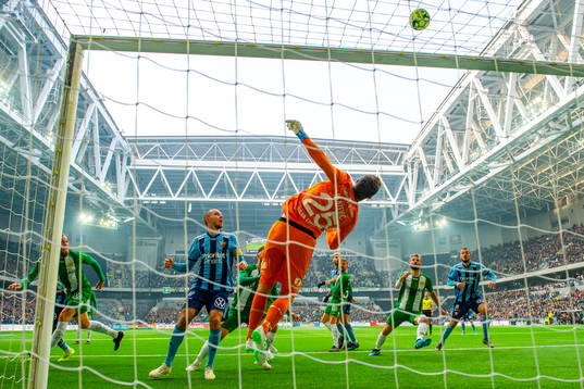 Djurgårdens Marcus Danielson  oroar framför Hammarbys
