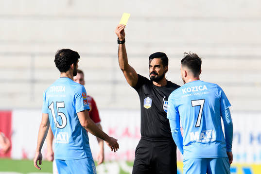 AFC Eskilstunas Sandro Tsveiba får gult kort