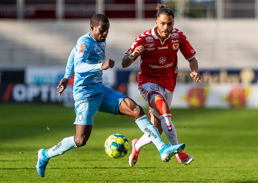 Kalmars Alexander Jakobsen och AFC Eskilstunas Michael Anaba
