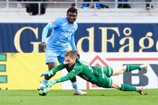 Kalmars målvakt Lucas Hägg-Johansson kastar sig