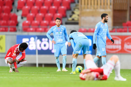 Kalmars och AFC Eskilstunas spelare deppar