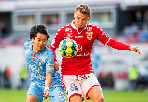 Kalmars Piotr Johansson och AFC Eskilstunas Soya Takahashi