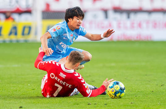 Kalmars Piotr Johansson och AFC Eskilstunas Soya Takahashi