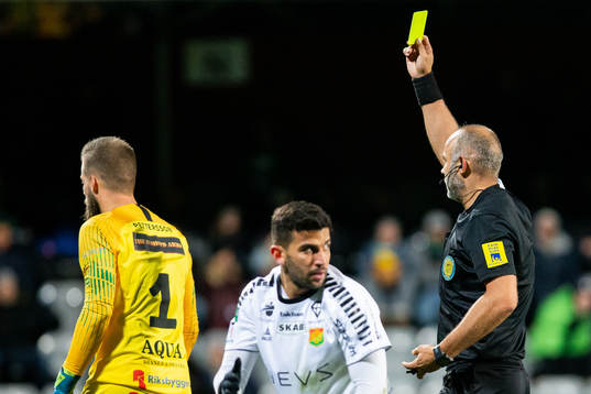 Jönköpings målvakt Frank Pettersson får gult kort