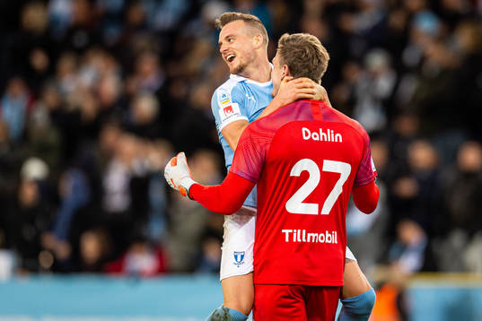 Malmö FFs Eric Larsson och målvakt Johan Dahlin  jublar