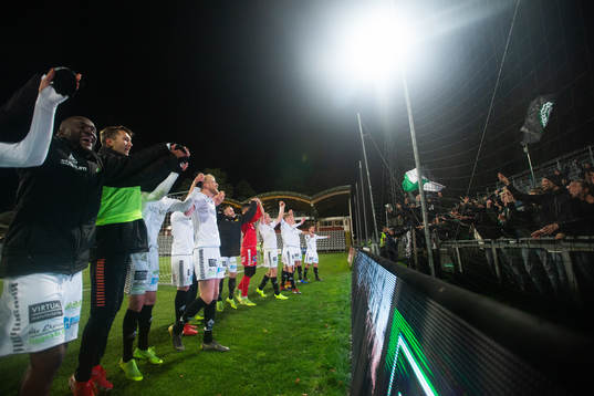 GAIS jublar med supportrar