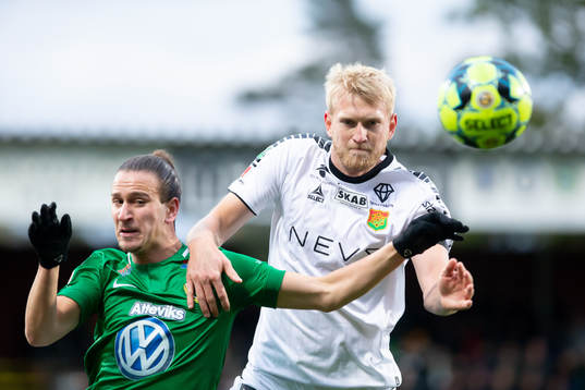Jönköpings Edin Hamidovic i kamp om bollen med GAIS Carl