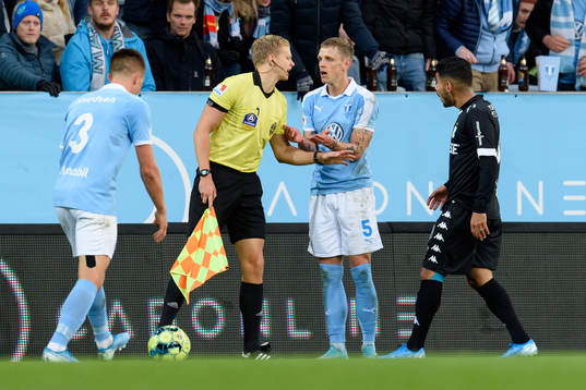 Malmö FFs Sören Rieks diskuterar med linjedomaren