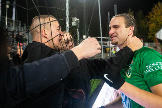 Jönköpings Edin Hamidovic kramas om av GAIS supportrar