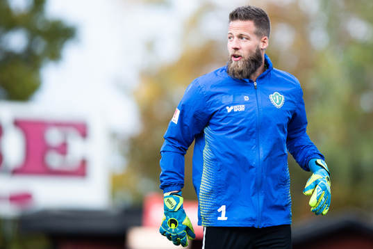 Jönköpings målvakt Frank Pettersson värmer upp