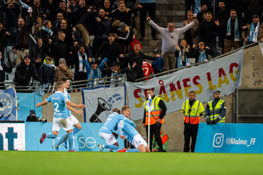Malmö FFs Felix Beijmo jublar med lagkamrater