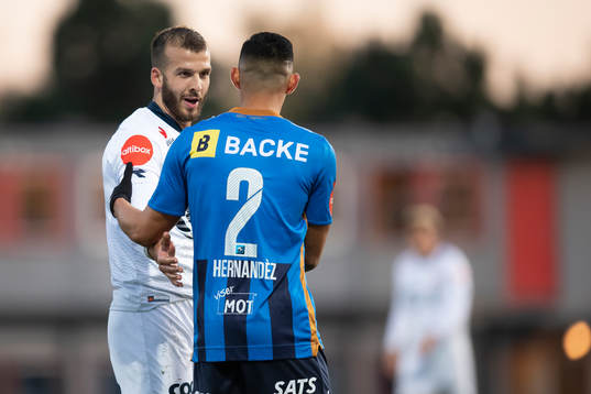 Zlatko Tripic of Viking and Ronald Hernández of Stabæk