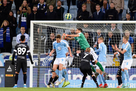 IFK Göteborgs målvakt Ioannis Anestis boxar undan bollen