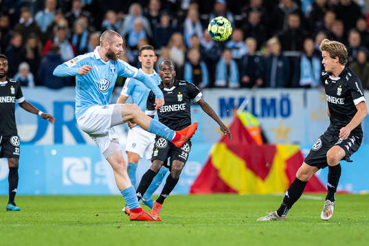 Malmö FFs Jo Inge Berget och IFK Göteborgs Alhassan Yusuf