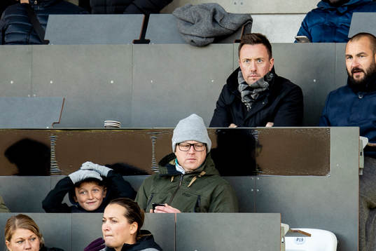 Östersunds tränare Ian Burchnall  på läktaren