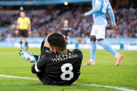 IFK Göteborgs Hosam Aiesh tar sig för foten