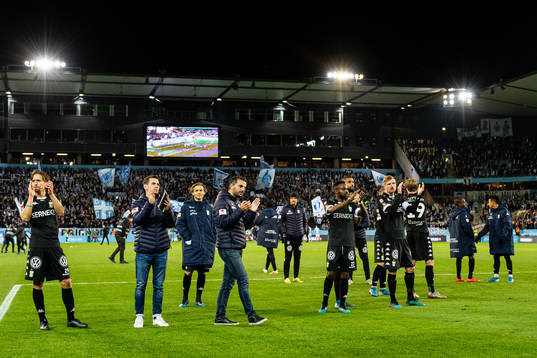 IFK Göteborgs spelare och ledare tackar publiken