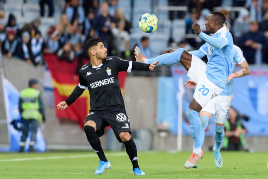 IFK Göteborgs Hosam Aiesh och Malmö FFs Bonke Innocent