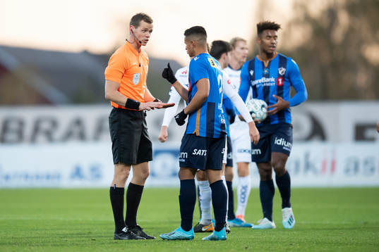 Sigurd Smehus Kringstad, referee, and Ronald Hernández of