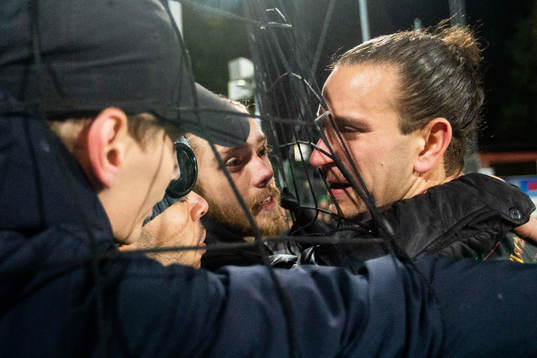 Jönköpings Edin Hamidovic kramas om av GAIS supportrar