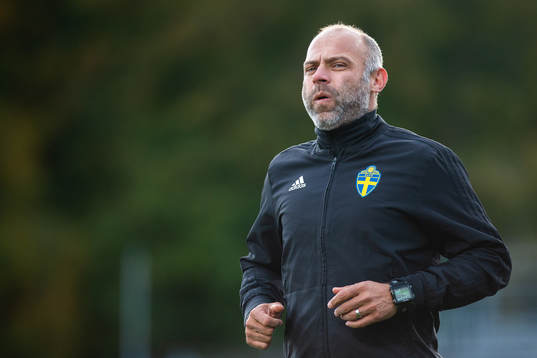 Domare Robert Daradic värmer upp