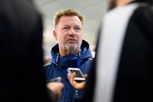Sveriges förbundskapten Peter Gerhardsson blir intervjuad