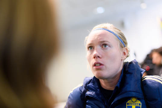 Sveriges målvakt Hedvig Lindahl blir intervjuad