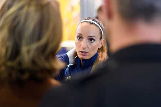 Sveriges Kosovare Asllani blir intervjuad
