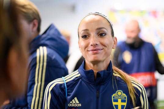 Sveriges Kosovare Asllani blir intervjuad